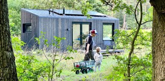 Tiny House von Raus life: Familienurlaub im Grünen