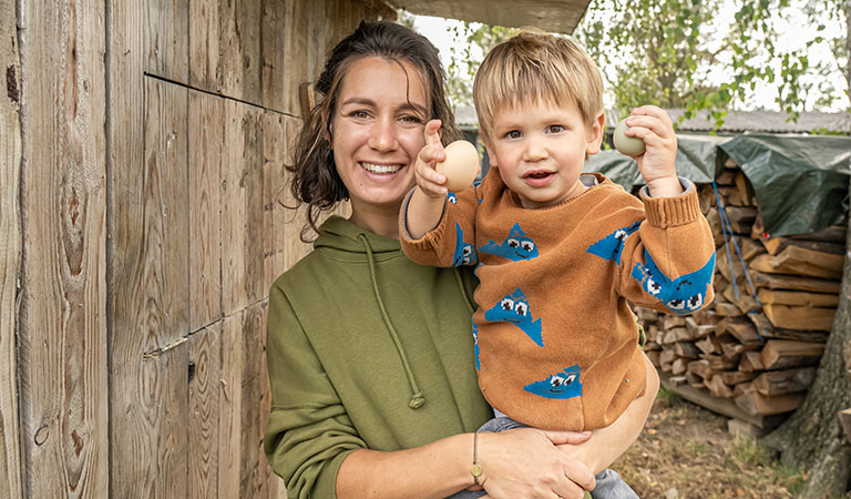 Landleben hautnah erleben – das ist mit der Landvergnügen-App Programm. Der digitale Reise- und Stellplatz-Guide listet inzwischen mehr als 2.100 gastfreundliche Bauernhöfe in Deutschland, Österreich und der Schweiz.