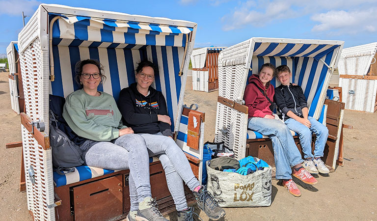 Familie im Strandkorb in Büsum an der Nordsee von Schleswig-Holstein.