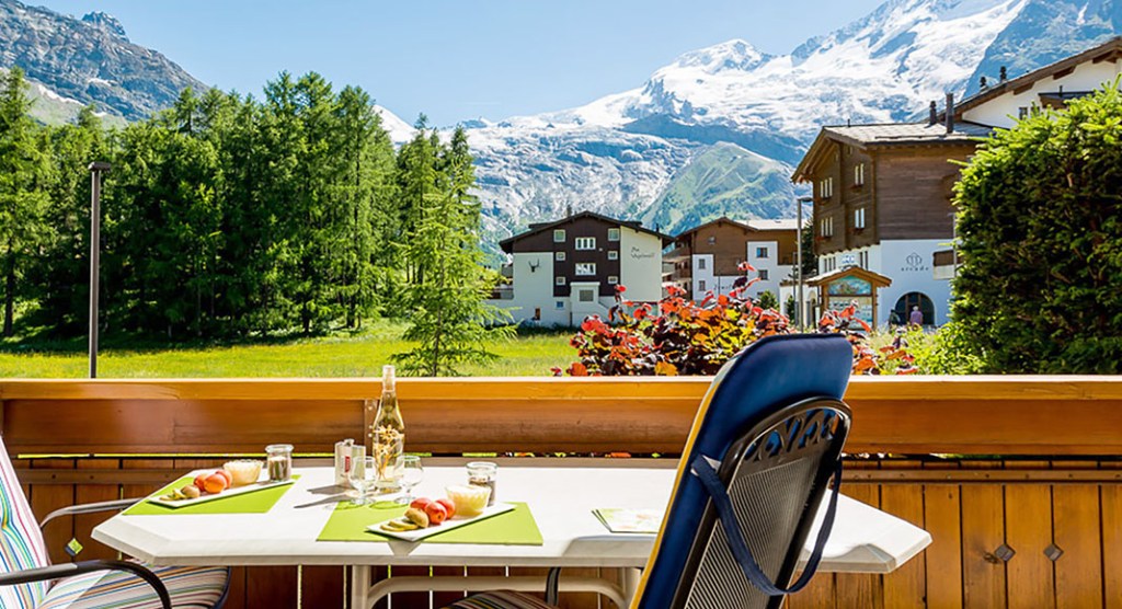 Familienurlaub mit Bergblick: Ferienwohnungen Aristella und Belle-Vue in Saas-Fee (Schweiz)