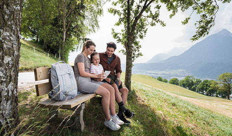 Bergeweise Natur, ein top Weitwanderweg, ein interaktives Maskottchen und hinter jeder Kurve ein Abenteuer: der Tiroler Silberpfad in der Silberregion Karwendel liefert jede Menge gute Gründe für eine Mehrtageswanderung mit Kindern. 