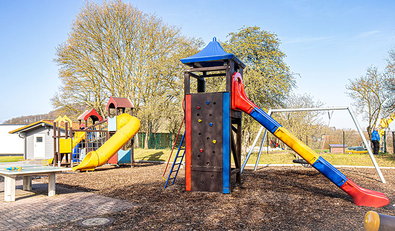 Mitten im Weserbergland mit seiner schönen Natur, viel Wasser, trutzigen Schlössern und hübschen Fachwerkstädten befindet sich ein Campingjuwel für Familien: die Regenbogen Ferienanlage Dransfeld.