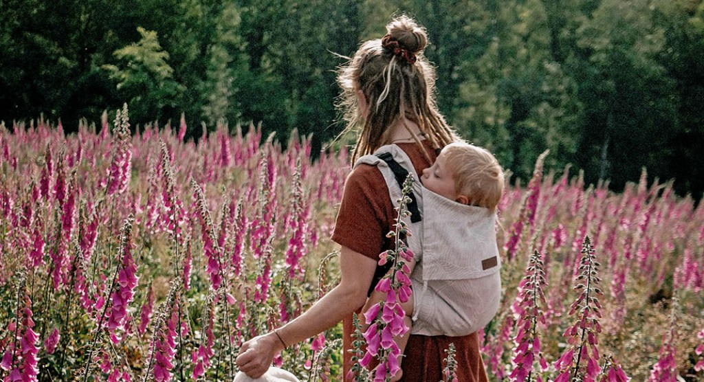 Urlaub mit Kleinkind: Kleinkindtrage als praktisches Reise-Gadget