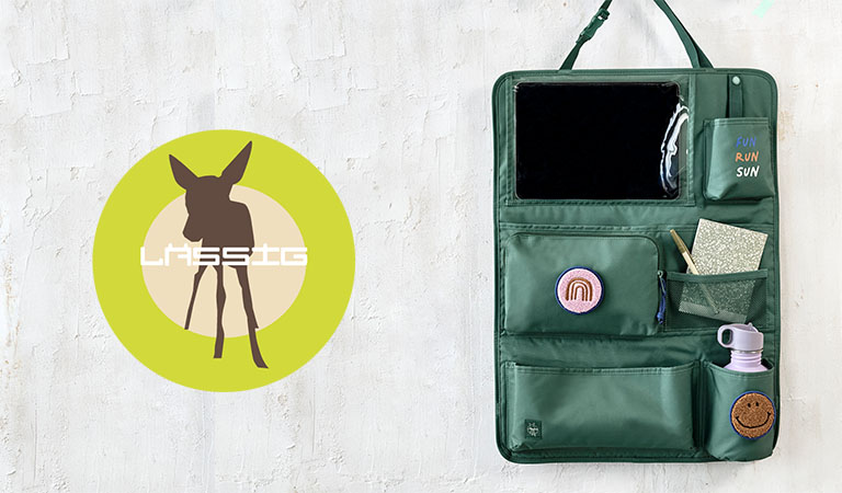 Das Stressigste am Familienurlaub? Die Anreise zum Urlaubsort! Damit lange Autofahrten von nun an zum Kinderspiel werden, stellen wir euch ein cooles Reise-Gadget vor: Autorücksitz-Organizer mit viel Stauraum für Spielzeug, Stifte und Co.
