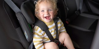 Neues Reise-Gadget: Faltbarer Kindersitz für den Familienurlaub