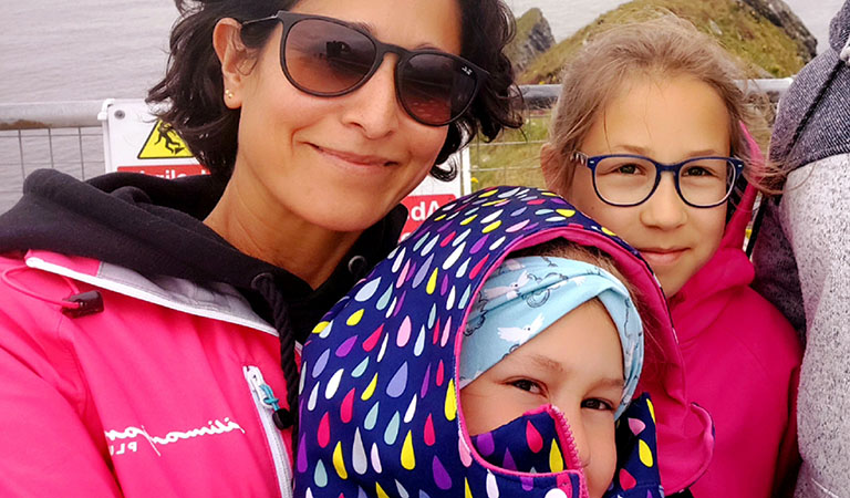 Die Autorin des Artikels mit ihren beiden Kindern.