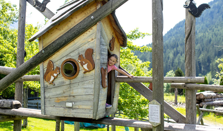Kind auf dem Spielplatz des Holzmuseums in der Region Murau in der Steiermark in Österreich