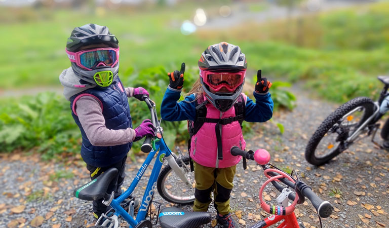 Kleine Kinder mit Helm und Mountainbike in Kreischberg in der Region Murau in der Steiermark in Österreich