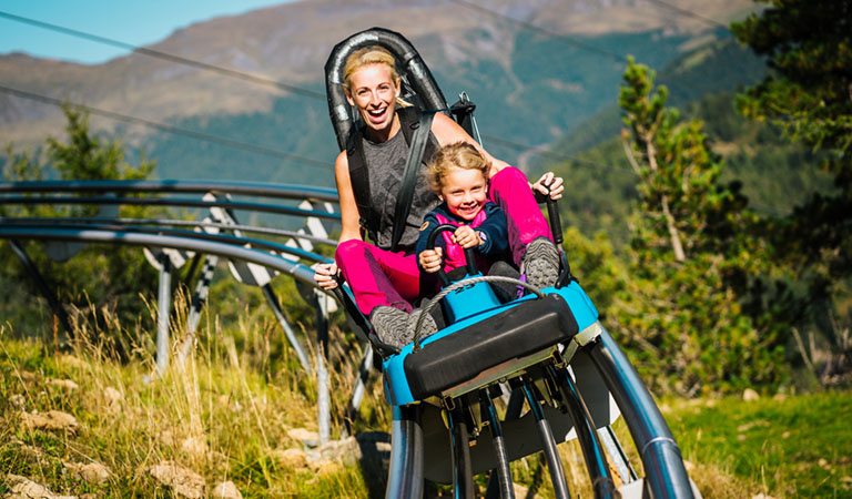 Sommerbahn Nocky Flitzer mit Mutter und Kind in der Region Murau in der Steiermark in Österreich