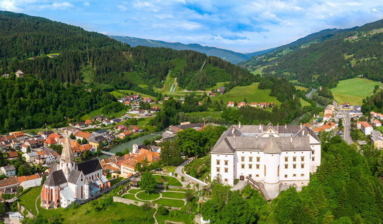 Das Schloss Murau von aussen in der Region Murau in der Steiermark in Österreich