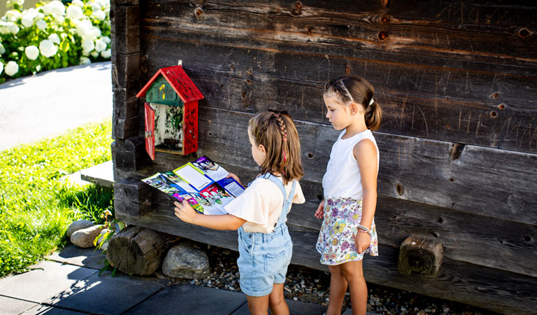 Kinder mit Karte in der Hand entlang des Detektivweg Kreischberg in der Region Murau in der Steiermark in Oesterreich