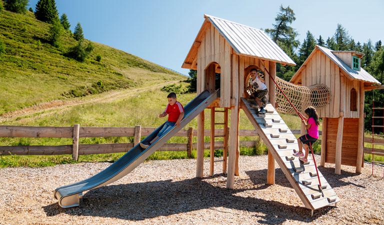 Kinder spiele auf einem Spielplatz am Wanderweg Wildes Lachtal in der Region Murau in der Steiermark in Oesterreich