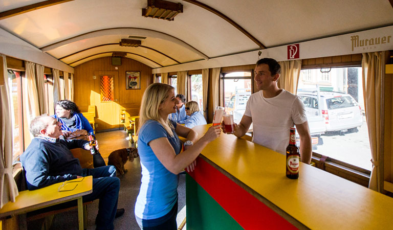 Der Speisewagen der historischen Muralbahn.
