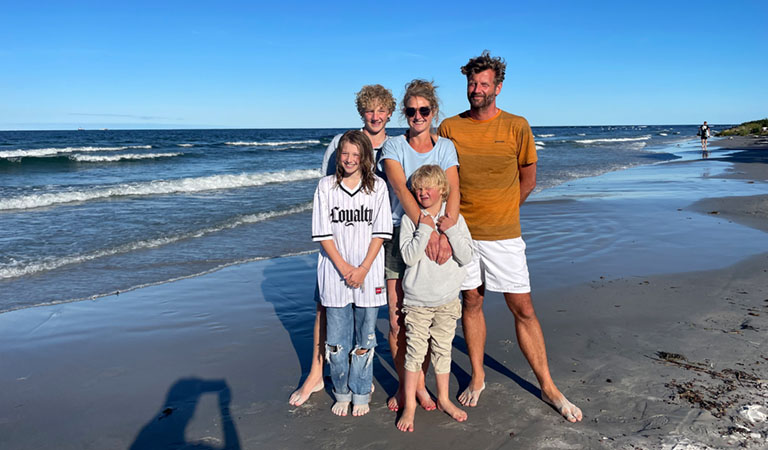 Familie am schönen Sandstrand auf der dänischen Insel Bornholm.
