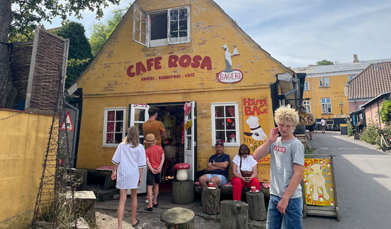 Cafe Rosa von außen in Gudhjem auf der dänischen Insel Bornholm.