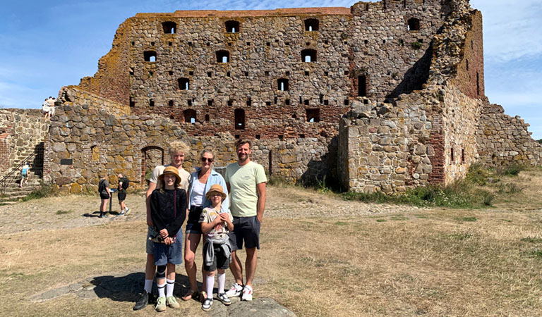 Familie vor dem Hammerhis auf der dänischen Insel Bornholm.