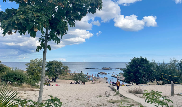 Felsige Strandbuchtnische auf der dänischen Insel Bornholm.