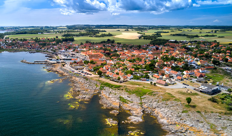 Panorama der dänischen Stadt Svaneke auf der Insel Bornholm.