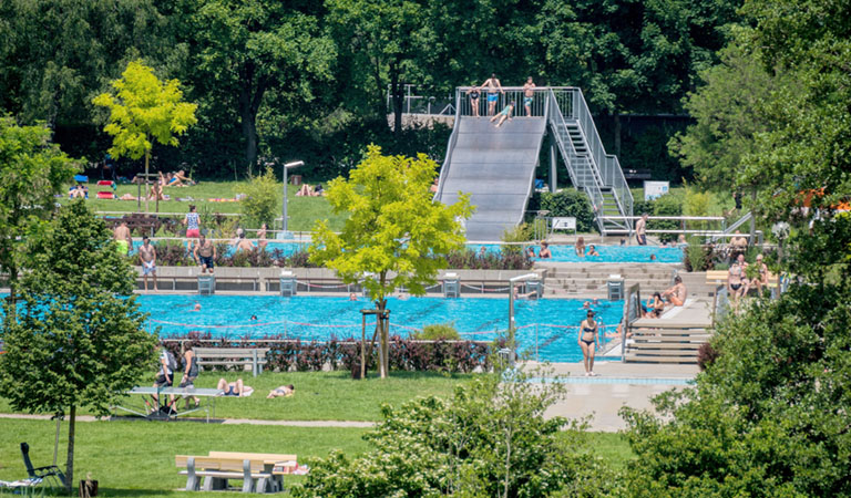 Das Freibad von Feuchtwangen mit Rutsche im Sommer in vollem Betrieb.