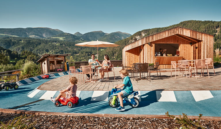 Kinder auf der Bobbycar-Bahn im Falkensteiner Family Resort Lido