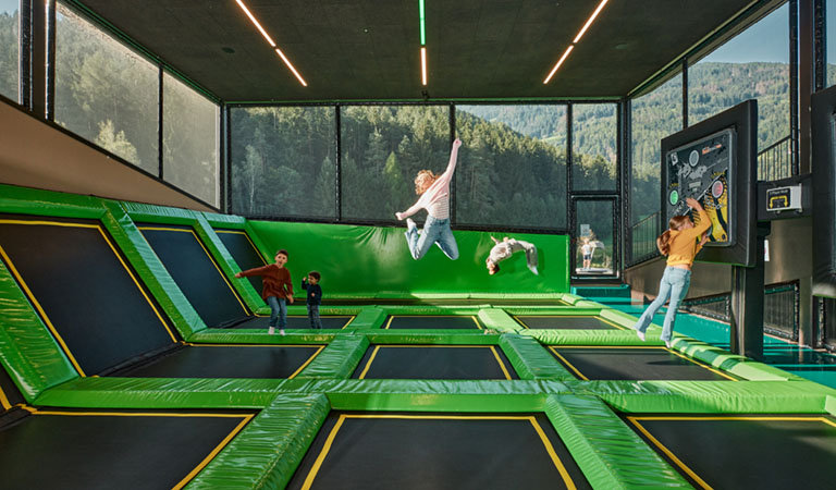 Kinder beim Trampolinspringen im Falkensteiner Family Resort Lido.