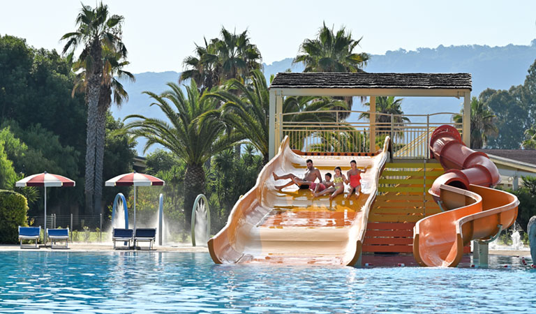 Kinder haben Wasserspaß im Pool eines Falkensteiner Hotels in Kalabrien