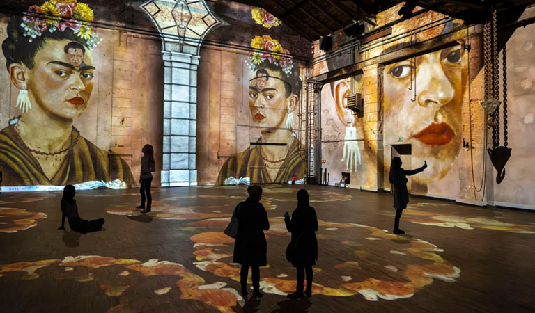 Immersive Ausstellung im Kunstkraftwerk Leipzig mit imposanten Lichtinstallationen und leuchtenden Kunstwerken