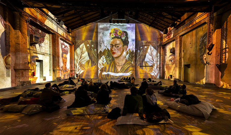 Immersive Ausstellung im Kunstkraftwerk Leipzig mit imposanten Lichtinstallationen und leuchtenden Kunstwerken