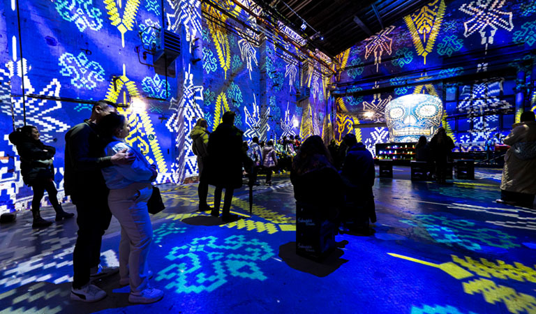 Immersive Ausstellung im Kunstkraftwerk Leipzig mit imposanten Lichtinstallationen und leuchtenden Kunstwerken