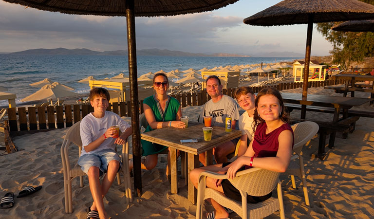 Urlauber-Familie in einer Strandbar auf der griechischen Insel Kos.