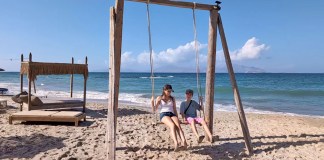 Kos mit Kindern: 7 Ausflugsziele auf der griechischen Insel Schaukel mit Kindern am Strand der Nordküste auf der griechischen Insel Kos.