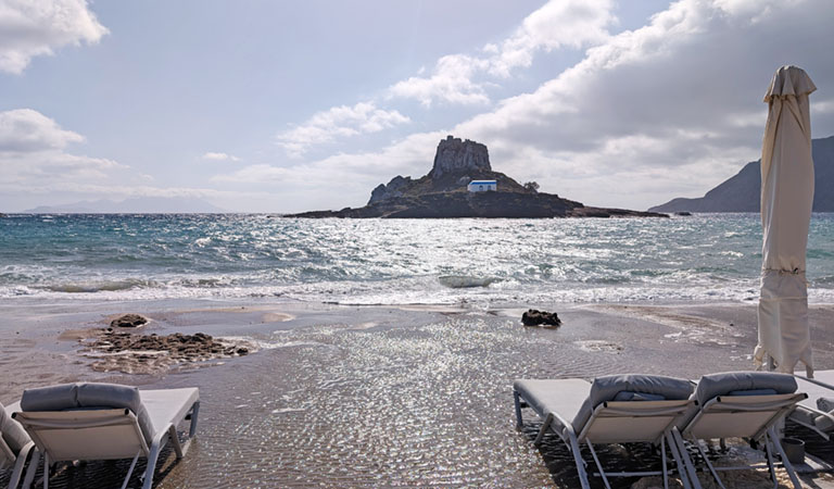 Stefanos Beach mit kleiner vorgelagerter Insel auf der griechischen Insel Kos.