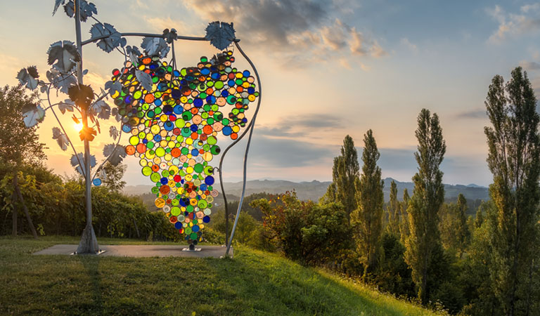 Die gläserne Weintraube am Eorykogel ist eine überdimensionale Weintraube aus Edelstahl und bunten Glasscheiben mitten in den Weinbergen