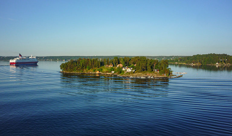 Insel mit Fähre im Stockholmer Schärengarten bei Stockholm in Schweden
