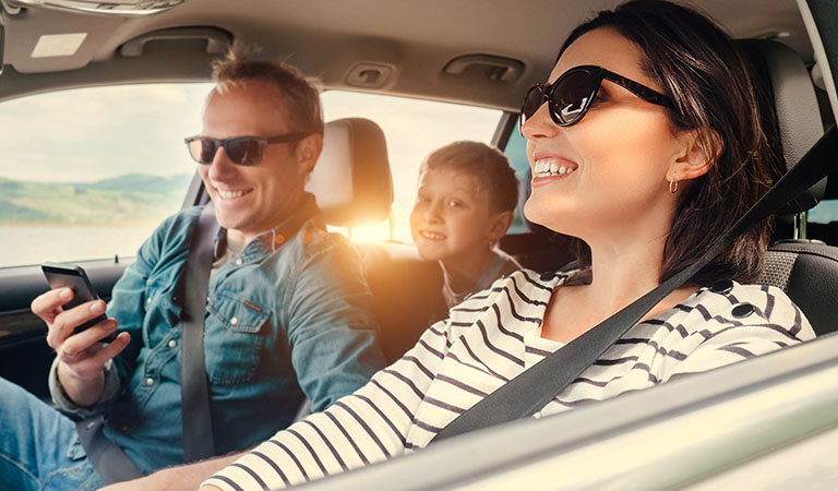 Alle Punkte auf der Urlaubs-Checkliste abgehakt? Dann geht's ganz entspannt  im Auto in den Familienurlaub.