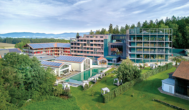Aussenansicht des luxuriösen Kinderhotels Ulrichshof im Bayerischen Wald