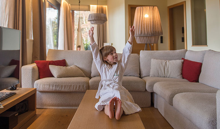 Kind im Hotelzimmer vom luxuriösen Kinderhotel Ulrichshof im Bayerischen Wald