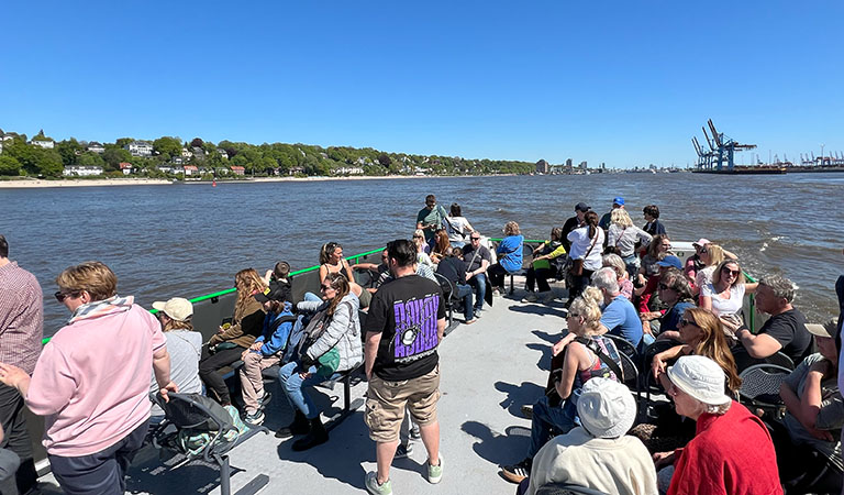 Das Oberdeck der vollbesetzten Fähre nach Finkenwerder, die mit zum ÖPNV von Hamburg gehört.