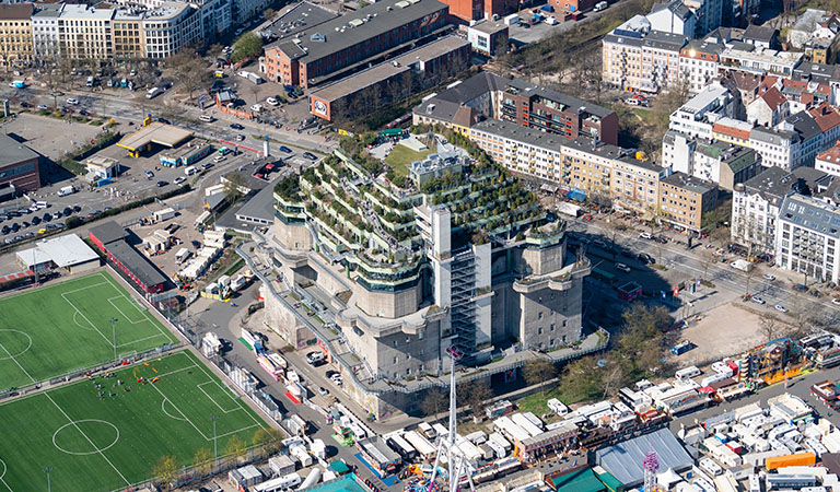 Ein Luftbild von dem grünen Bunker an der Feldstraße in Hamburg neben dem Stadion des FC St. Pauli.