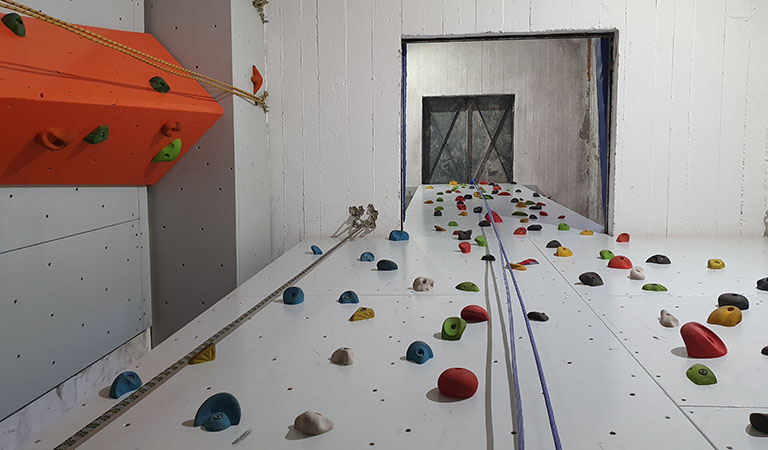 Die Kletterwand in der Paul-Gerhardt-Kirchengemeinde Altona in Hamburg