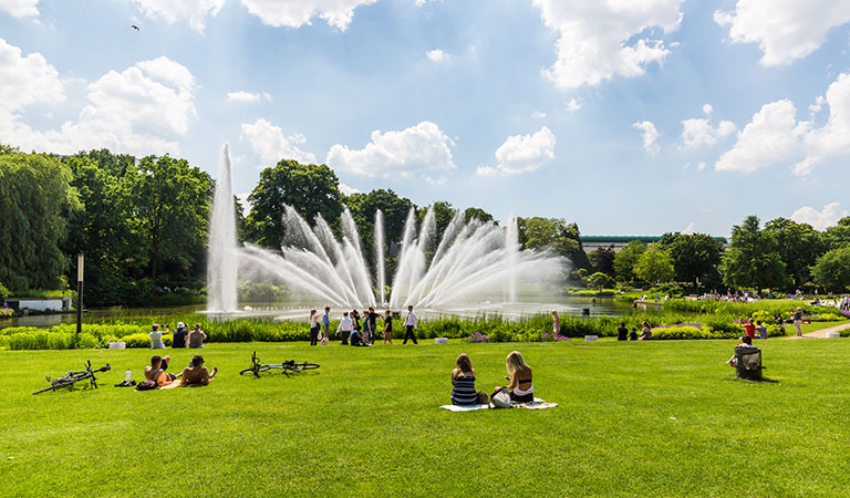Der See in Planten en Blomen mit Wasserfontäne in Hamburg.