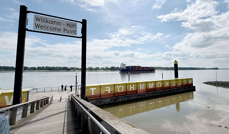 Der Anleger Willkommenhöft mit Blick auf ein Frachtschiff auf der Elbe in Hamburg