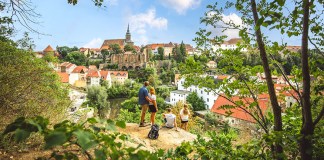 Bautzen mit Kindern: Geheimtipps rund um die Oberlausitz Familie im Grünen mit Blick auf die Altstadt von Bautzen