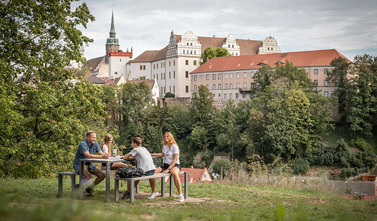 Picknick einer Familie mit Blick auf die Altstadt Bautzen