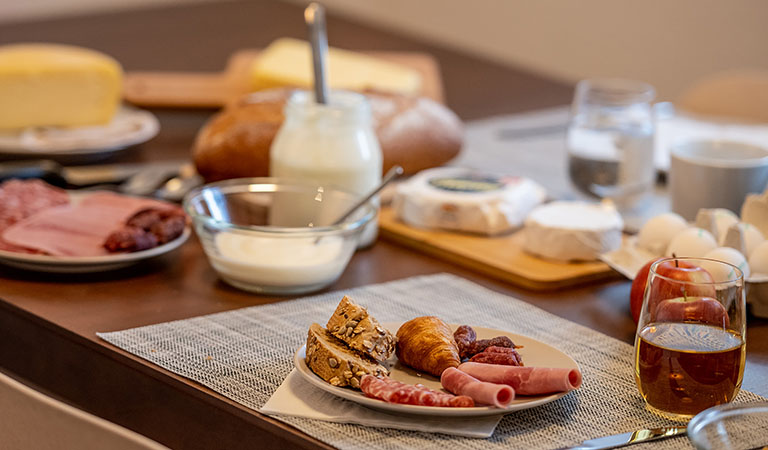Reich gedeckter Frühstückstisch im Montela Apartment-Hotel & Resort