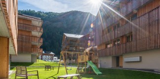 Montela Apartment-Hotel & Resort: Familienurlaub in Saas-Fee (Schweiz) Das Montela Apartment-Hotel & Resort mit Spielplatz und Bergen ringsum