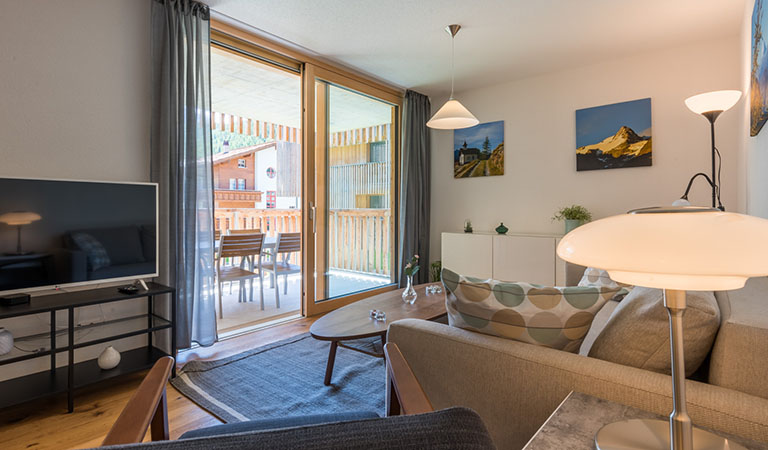 Ferienwohnung im Montela Hotel mit Wohnbereich, TV und großem Balkon