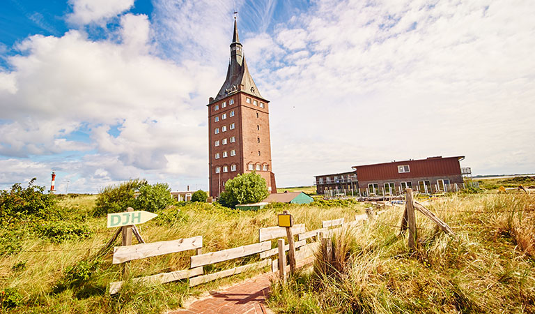 Die Jugendherberge Wangerooge befindet sich im historischen Westturm, dem Wahrzeichen der ostfriesischen Insel.