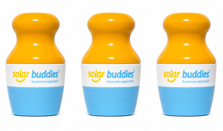 Nahaufnahme der Solar-Buddies-Flasche mit der sich Kinder problemlos selbst eincremen können.