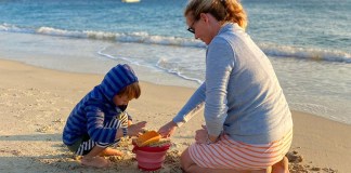 Schluss mit Pack-Frust: Dieses Sandspielzeug passt in jeden Koffer Mutter und Sohn spielen mit Sandspielzeug am Strand.